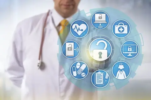 Medico con stetoscopio mostra un cerchio di icone mediche e di sicurezza, simboleggiando la **sicurezza informatica e privacy** nel settore sanitario.